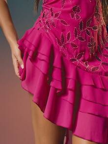 MISSGUIDED Đầm maxi nữ màu hồng đậm đính sequin và hạt cườm, họa tiết hoa, có bèo nhún ở gấu váy bất đối xứng và dây đeo mảnh, thích hợp cho các buổi tiệc tối và sự kiện cocktail. - Màu Hồng Tươi - Xem 2