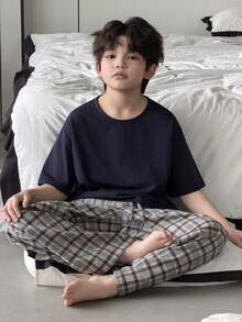 Dazy Kids 男童纯色圆领短袖上衣和格子裤休闲家居服睡衣套装（夏季款） - 藏蓝色 - 查看 5