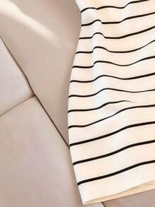 SHEIN 黑色线条印花无袖连衣裙，适合少女穿着，春、夏、秋季皆宜，适合外出、居家日常穿着，舒适简约经典。 - 彩色 - 查看 4