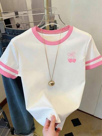 春夏休闲时尚创意个性清新简约撞色粉白爱心樱桃蝴蝶结印花基础款短款T恤，舒适百搭，适合年轻女性日常穿着，春、夏、秋季皆宜。