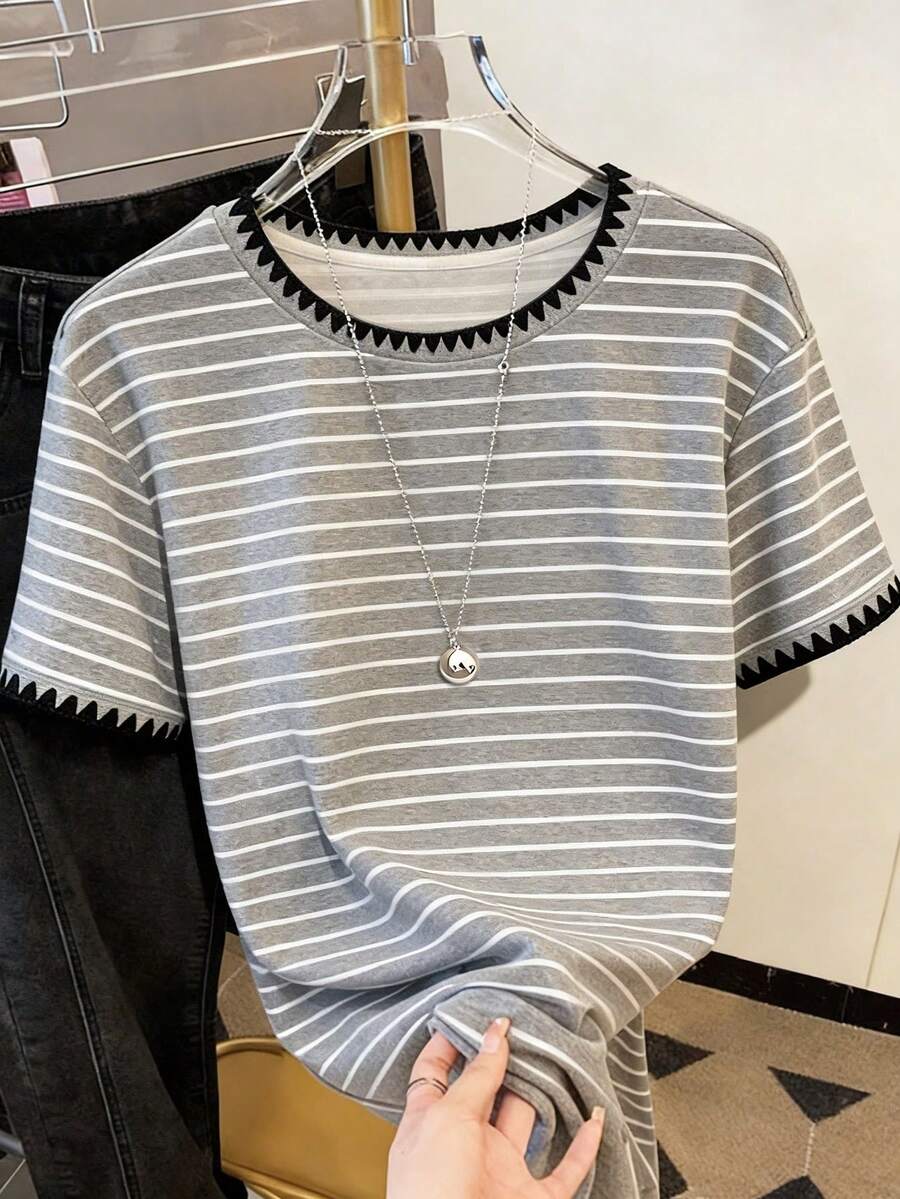 Resyla Imprimé numérique rayé, t-shirt col rond à manches courtes pour femmes, style minimaliste mode, avec broderie de dentelle. Cadeau pour les amis - Gris pâle - Voir 1