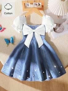 SHEIN Playful Pals 女童（小号）春夏牛仔连衣裙，白色蝴蝶结装饰，白色梭织面料泡泡袖拼接牛仔腰身连衣裙，白色串珠下摆设计，适合年轻女孩穿着，优雅、休闲、时尚、可爱，适合日常、上学、外出、度假、派对等场合。 - 淺色水洗藍 - 查看 4