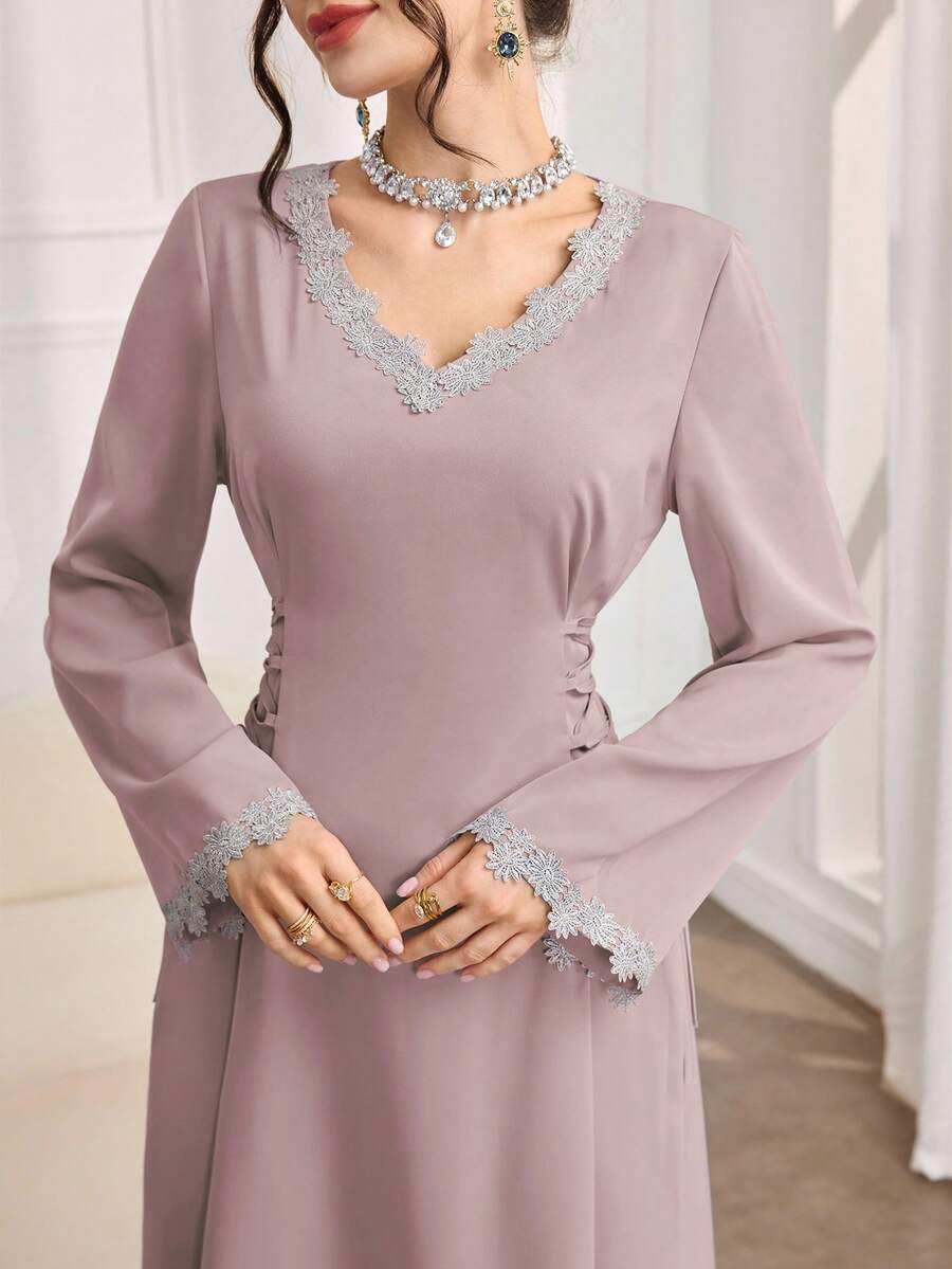 Al Najma 女士V领长袖优雅阿拉伯风格连衣裙,侧边系带腰部装饰 - 藕粉色 - 查看 1