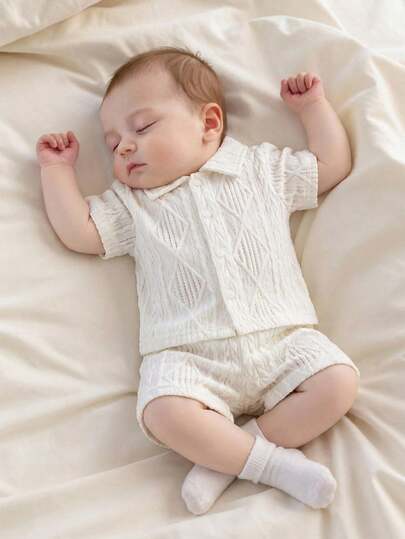 SHEIN 新生儿休闲日常针织提花衬衫套装，包含一件短袖上衣和一条松紧腰短裤，两件套，舒适透气，适合户外玩耍或居家穿着，是百搭的夏季服装。