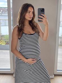 SHEIN Vestido de maternidad de verano casual para vacaciones y uso diario con estampado de rayas blancas y negras sin mangas - Negro - Ver 4