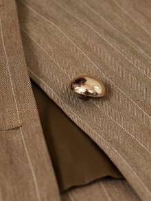 Aveloria Rosie 优雅法式复古浪漫奢华高端设计人字纹圆领七分花瓣袖收腰金属纽扣女士西装外套 - 卡其色 - 查看 7