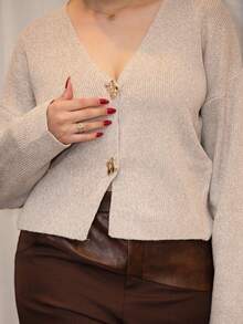 Melissa Matos 新款简约时尚办公室通勤深V领长袖修身纽扣开衫，秋冬百搭休闲针织毛衣 - 卡其色 - 查看 6