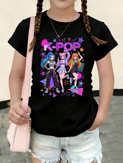Camiseta de manga corta con estampado digital en la cintura para niñas preadolescentes, con un diseño adorable y fresco de una chica de K-POP con logotipo, una prenda versátil y casual