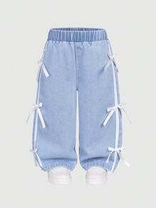 Jeans rectos y versátiles de ajuste ceñido con decoración de lazo blanco para niñas pequeñas, de tela de mezclilla lavada en azul claro, suave y cómoda, adecuada para uso diario, juegos al aire libre, fiestas y celebraciones - Lavado ligero - Ver 4