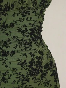 SHEIN ICON 大码女装秋季度假、毕业、返校季服装、夏季度假装、复古风、适合秋季穿着、植绒花卉荷叶边连衣裙、复古Y2K荷叶边吊带裙、万圣节、万圣节服装 - 橄欖綠 - 查看 9