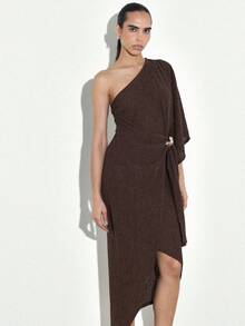 Vestido midi asimétrico de un hombro de color marrón chocolate con detalle de lazo lateral y herrajes dorados para fiesta de noche para mujer KSTM - Café integral - Ver 4