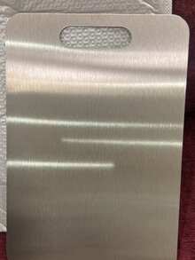 银色时尚不锈钢砧板，银色厨房切菜板，双面可用，适用于生肉、家禽、鱼类，防异味、防污渍、防锈，简约设计，可替代传统肉砧板，适用于肉类、蔬菜、水果，现代厨房必备，易于用水清洗。厨房切菜工具套装还可用作披萨盘、奶酪板、餐盘、面包饼干板。 - 彩色 - 查看 1