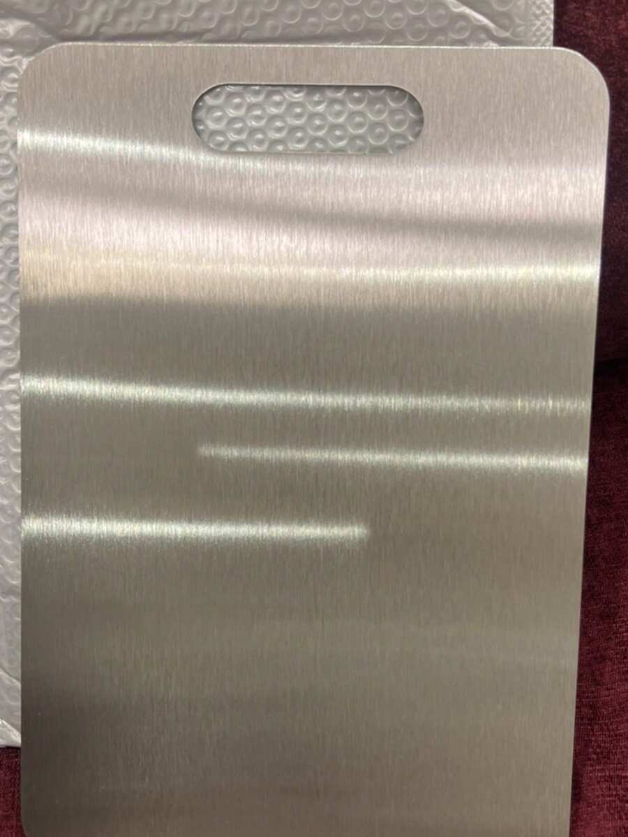 银色时尚不锈钢砧板，银色厨房切菜板，双面可用，适用于生肉、家禽、鱼类，防异味、防污渍、防锈，简约设计，可替代传统肉砧板，适用于肉类、蔬菜、水果，现代厨房必备，易于用水清洗。厨房切菜工具套装还可用作披萨盘、奶酪板、餐盘、面包饼干板。 - 彩色 - 查看 1