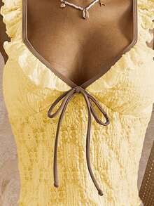 Swim Mod 夏季新款欧美风分体两件套泳衣，露脐上衣饰有撞色滚边和荷叶边，搭配撞色滚边三角泳裤，支撑性吊带比基尼泳衣套装，适合海滩、泳池派对、生日等场合。 - 鵝黃色 - 查看 6