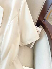 GlowEve CURVE 大码女士优雅金属纽扣短袖西装外套，简约西装夹克，适合通勤和正式场合 - 杏色 - 查看 4