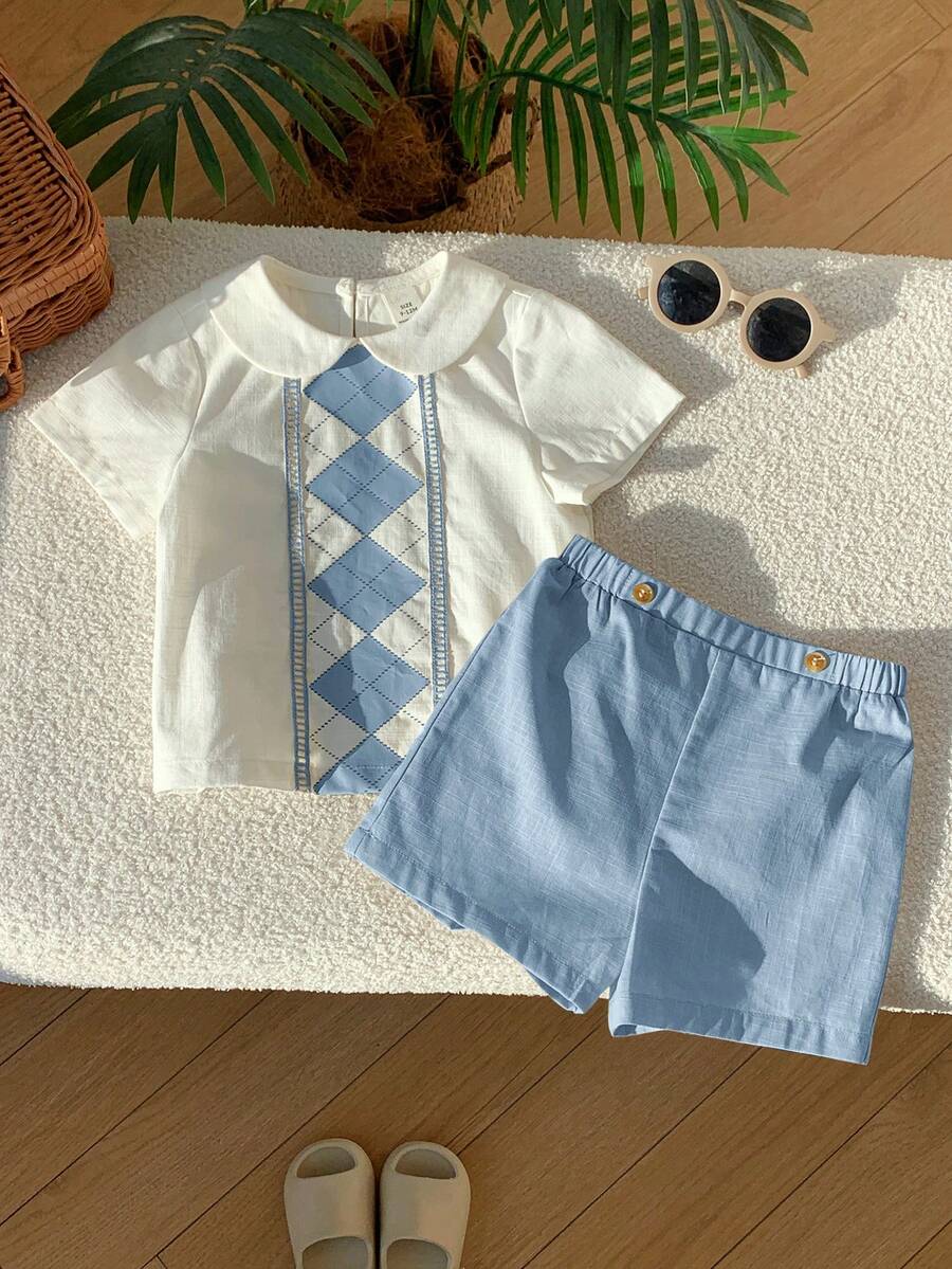 SHEIN Bộ đồ 2 món cho bé trai mùa hè, kiểu dáng thường ngày, dễ thương, màu trắng in họa tiết, cổ búp bê, tay ngắn và quần short cạp chun, thích hợp cho tiệc sinh nhật, tiệc rave, tiệc tối, biểu diễn, đám cưới, tiệc mừng em bé và lễ kỷ niệm sinh nhật lần thứ nhất. - Màu xanh lam - Xem 1