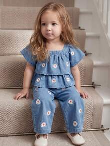 SHEIN Playful Pals 女婴牛仔两件套：花卉刺绣荷叶边宽松露脐上衣 + 基础款刺绣宽松直筒牛仔裤，柔软棉质牛仔面料，休闲街头风，2026春夏新品 - 中等水洗藍 - 查看 8