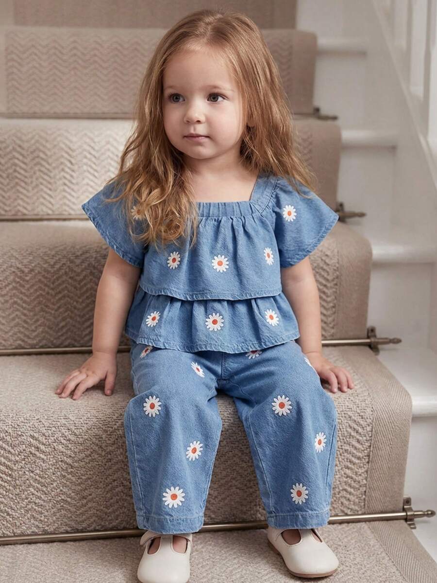 SHEIN Playful Pals 女婴牛仔两件套：花卉刺绣荷叶边宽松露脐上衣 + 基础款刺绣宽松直筒牛仔裤，柔软棉质牛仔面料，休闲街头风，2026春夏新品 - 中等水洗藍 - 查看 1