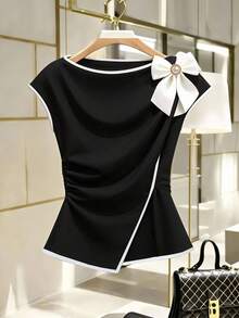 EMERY ROSE 女士优雅春夏撞色衬衫 - 饰有蝴蝶结和水钻纽扣，采用收腰褶裥设计、宽领口和短袖。这款优雅又不失俏皮的黑白上衣，无论是商务通勤还是日常穿着都非常合适。黑白撞色上衣，舞会礼服，春夏上衣，沙滩装，优雅派对上衣，休闲上衣，婚礼宾客装，女士奢华晚礼服，女士度假装，女士毕业典礼上衣，蝴蝶结上衣，黑白女士上衣和衬衫，女士工作上衣，工作衬衫，蝴蝶结衬衫，女士礼服上衣，女士上衣，优雅高贵的正式女士上衣，优雅套装，女士正式服装，女士上衣，女士优雅连衣裙 - 黑與白 - 查看 3