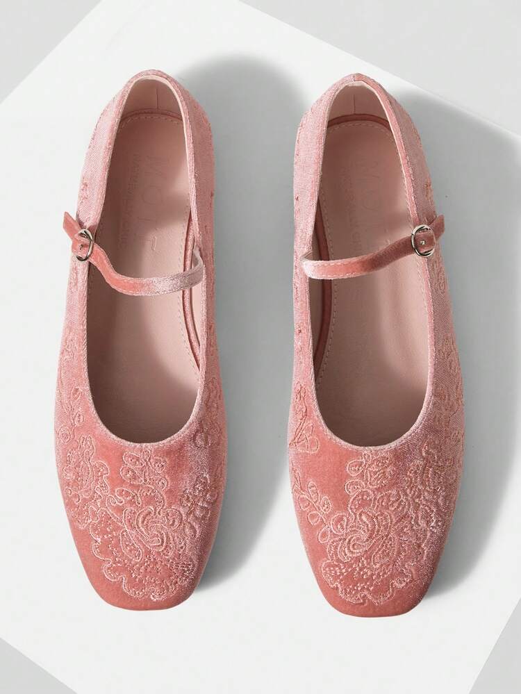 WOMEN'S RETRO ELEGANT EMBROIDERED VELVET ADJUSTABLE BUCKLE FLAT SHOES VALENTINE'S DAY