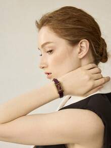 MOTF PREMIUM Đồng hồ mini mạ vàng họa tiết vải thiều màu đỏ tía - Màu Đỏ Sâu - Xem 6