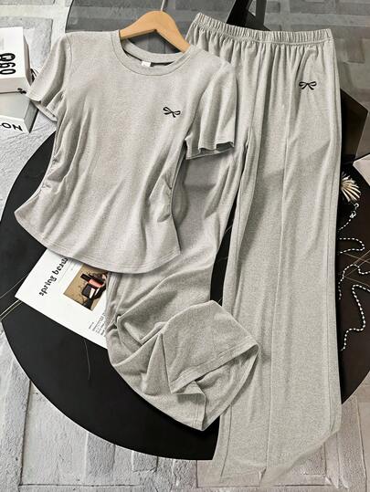 Bộ đồ liền thân, tay ngắn, kiểu dáng thường ngày, in offset, thích hợp cho mùa xuân và mùa hè, bộ đồ đi làm mùa hè cho nữ tuổi teen, quần ống đứng thể thao và thoải mái, bộ hai mảnh tay ngắn nhẹ nhàng và dễ chịu.