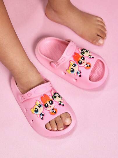 THE POWERPUFF GIRLS X SHEIN Lindas zapatillas de estar por casa con dibujos animados para niñas en color rosa, para niños y niñas pequeños, con agarre mejorado y secado rápido, material EVA ligero y duradero, para usar en la casa, el baño, el parque infantil, la piscina, la playa, tanto en interiores como en exteriores, con diseños de flores, burbujas y margaritas
