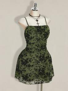 SHEIN ICON 大码女装秋季度假、毕业、返校季服装、夏季度假装、复古风、适合秋季穿着、植绒花卉荷叶边连衣裙、复古Y2K荷叶边吊带裙、万圣节、万圣节服装 - 橄欖綠 - 查看 7