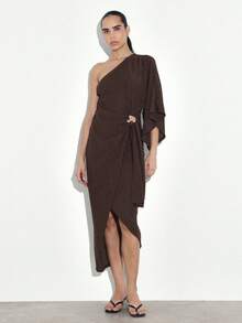 Vestido midi asimétrico de un hombro de color marrón chocolate con detalle de lazo lateral y herrajes dorados para fiesta de noche para mujer KSTM - Café integral - Ver 1
