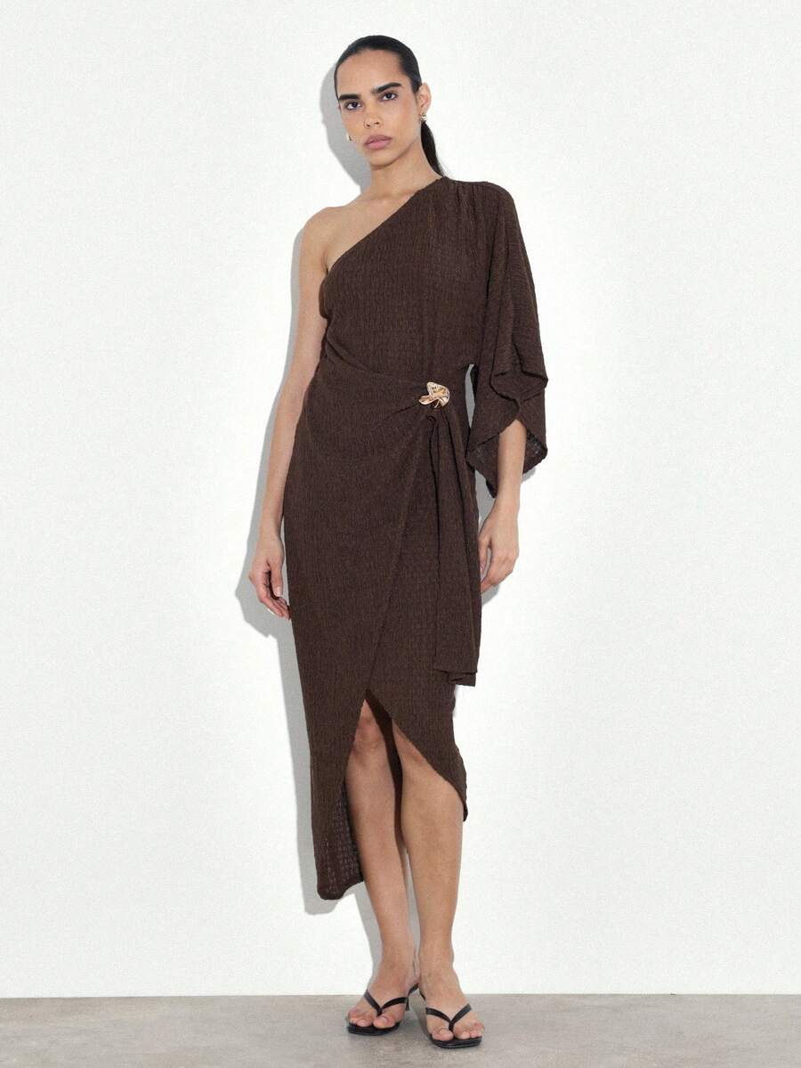 Vestido midi asimétrico de un hombro de color marrón chocolate con detalle de lazo lateral y herrajes dorados para fiesta de noche para mujer KSTM - Café integral - Ver 1