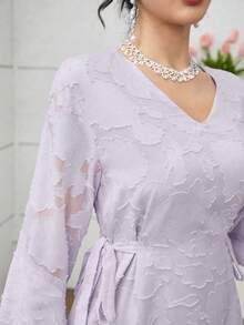 Yasmyna 女士V领提花扭腰优雅长裙，适合派对和聚会 - 灰色 - 查看 3