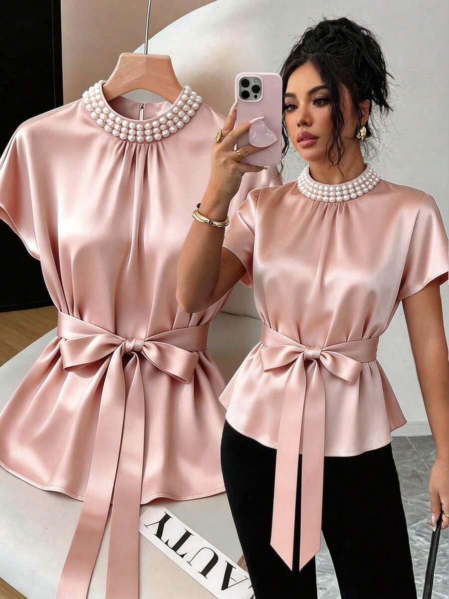 Franclia Áo kiểu nữ cổ lửng đính ngọc trai, chất liệu satin bóng mượt, thanh lịch và thời trang, phù hợp để đi chơi hoặc đi làm, màu hồng đào, tay lửng, trang phục mùa hè, áo kiểu nữ, áo kiểu mùa hè