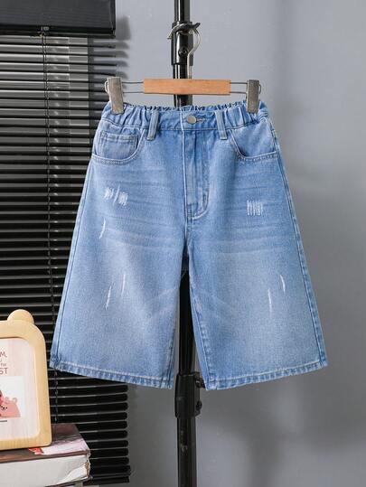 男童牛仔短裤，春夏新品，时尚休闲风，浅蓝色牛仔布，复古水洗效果，手工做旧细节，弹性腰带设计，穿着舒适，宽松百搭，适合夏季度假，多种搭配选择