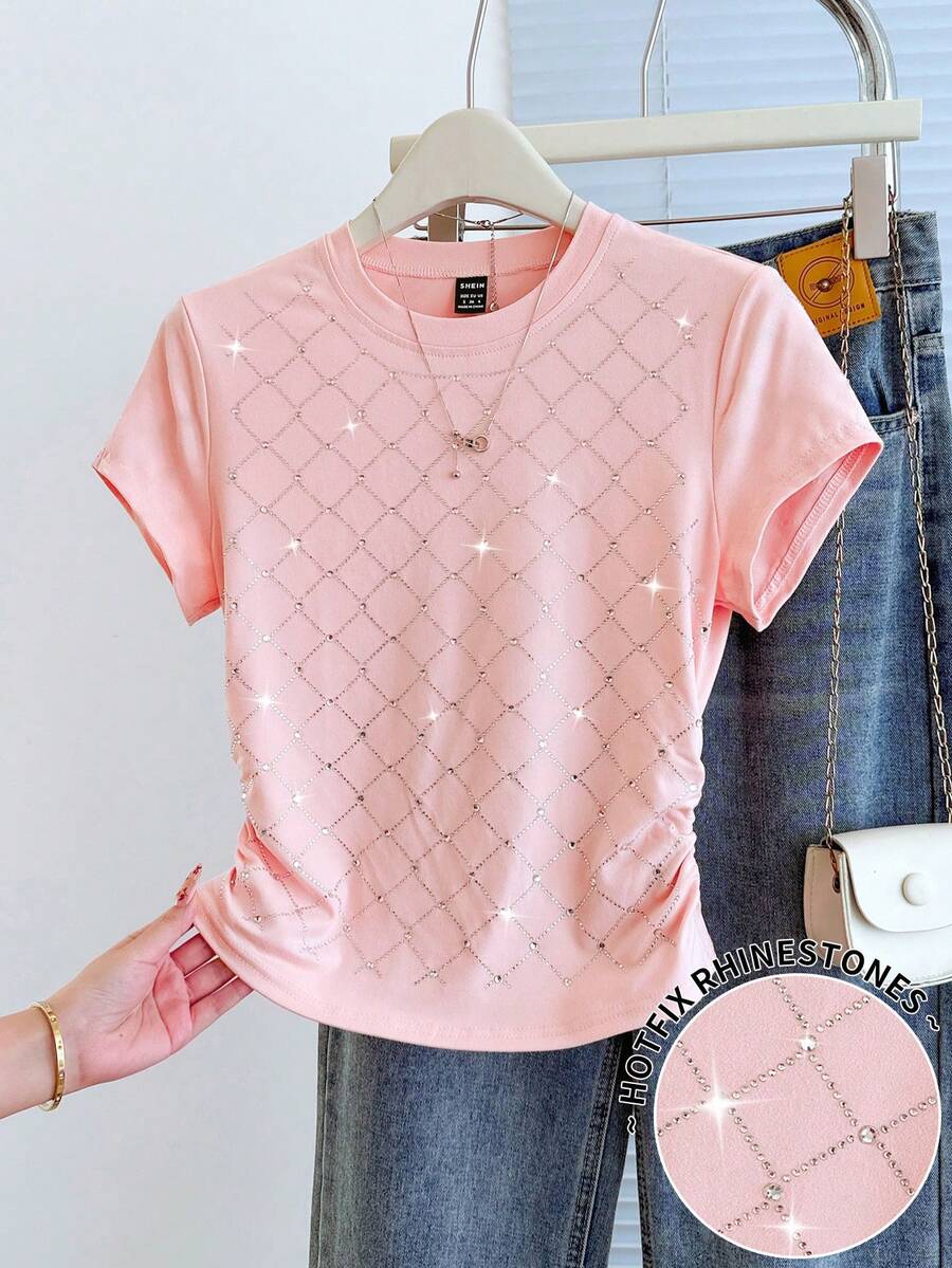 SHEIN Kaos Wanita Musim Panas 2026 Warna Pink dengan Motif Kotak-kotak Rhinestone dan Detail Kerut di Samping, Model Kasual Leher Bulat Lengan Pendek Slim Fit untuk Bepergian - Berwarna merah muda - View 1