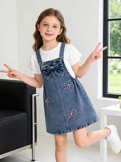 Elladie kids 甜美可爱风女童牛仔背带裙，春夏款，中蓝色牛仔布，粉色蝴蝶结刺绣，3D蝴蝶结设计，修身剪裁，面料柔软舒适，适合上学、通勤、日常时尚穿着。