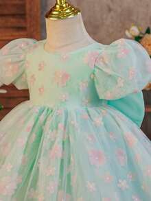 SHEIN Glamorique Kids 花童生日派对婚礼节日礼服，配有可拆卸大蝴蝶结；女婴黄色泡泡袖连衣裙；绿色网纱层叠3D立体花朵公主裙；可爱泡泡袖优雅正式连衣裙；娃娃装；女婴派对连衣裙；女婴公主裙；女婴公主裙；特殊场合连衣裙；薄荷绿花朵婴儿连衣裙；女婴派对连衣裙；婴儿婚礼连衣裙；女婴派对连衣裙；女婴蓝色花朵连衣裙；蝴蝶连衣裙；女婴仙女裙 - 綠色 - 查看 4