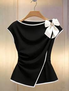 EMERY ROSE 女士优雅春夏撞色衬衫 - 饰有蝴蝶结和水钻纽扣，采用收腰褶裥设计、宽领口和短袖。这款优雅又不失俏皮的黑白上衣，无论是商务通勤还是日常穿着都非常合适。黑白撞色上衣，舞会礼服，春夏上衣，沙滩装，优雅派对上衣，休闲上衣，婚礼宾客装，女士奢华晚礼服，女士度假装，女士毕业典礼上衣，蝴蝶结上衣，黑白女士上衣和衬衫，女士工作上衣，工作衬衫，蝴蝶结衬衫，女士礼服上衣，女士上衣，优雅高贵的正式女士上衣，优雅套装，女士正式服装，女士上衣，女士优雅连衣裙 - 黑與白 - 查看 4