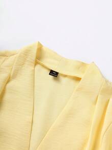 SHEIN Franclia 大码女装春夏法式浪漫西西里优雅休闲通勤度假下午茶情人节婚礼派对纯色浅黄色V领开襟金属纽扣肩部褶裥宽肩落肩修身A字短袖衬衫女式上衣和衬衫女式短袖上衣女式夏季上衣女式工作衬衫女式最新款上衣女式新品女式衬衫女式休闲衬衫女式商务休闲女式上衣 - 黃色 - 查看 3