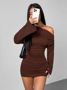 SHEIN PETITE 女士纯色简约休闲不对称露肩连衣裙，适合外出穿着，休闲连衣裙，性感露背秋季连衣裙，夏季连衣裙，露肩连衣裙，棕色连衣裙，棕色性感迷你连衣裙 - 摩卡棕 - 查看 5