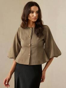 Aveloria Rosie 优雅法式复古浪漫奢华高端设计人字纹圆领七分花瓣袖收腰金属纽扣女士西装外套 - 卡其色 - 查看 4