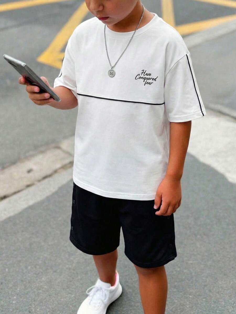 SHEIN 2件套青少年男童黑白条纹撞色字母印花黑色街头风短裤，休闲舒适，百搭，面料柔软，适合日常穿着、上学、郊游、户外运动、音乐节、假期、海滩度假、夏季、春夏穿着。