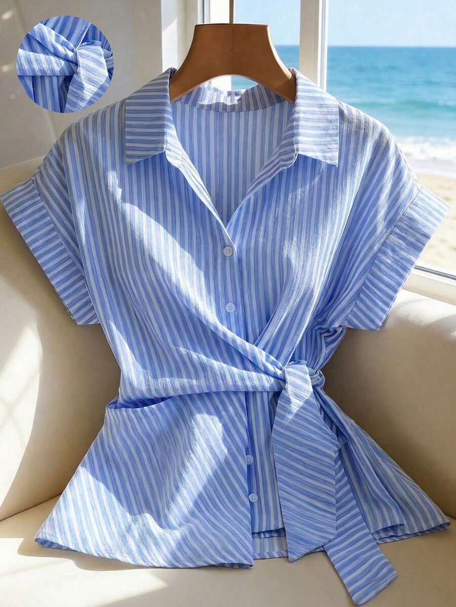 SHEIN Franclia 女士法式条纹领衬衫,夏季女士撞色条纹荷叶边短袖衬衫上衣,女士衬衫,女士条纹上衣,女士办公室商务装,女士系带腰身蓝白条纹短袖衬衫,新款女士高端质感衬衫,女士短袖不对称下摆荷叶边领衬衫上衣。蓝色条纹衬衫沙滩衬衫,女士蓝白衬衫短套装,女士度假蓝白条纹衬衫沙滩衬衫,女士夏季衬衫,女士度假蓝色条纹上衣,夏季度假衬衫,女士上衣和衬衫,女士条纹裹身衬衫,女士夏季衬衫,女士夏季度假服装,女士衬衫,女士休闲沙滩装,女士度假装 - 藍色 - 查看 1