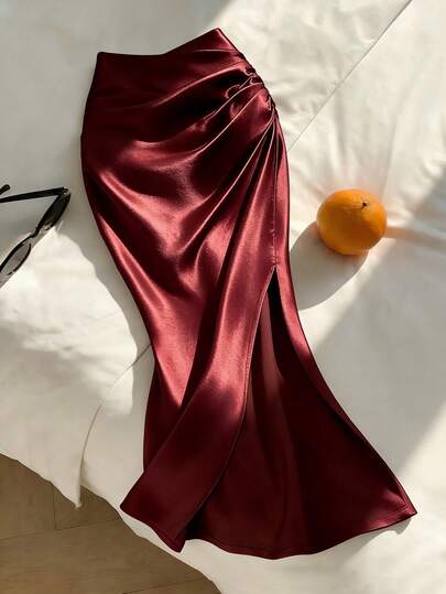 Modelyn Chân váy xếp ly xẻ tà bên hông, chất liệu satin trơn, mềm mại, thanh lịch dành cho quý cô.