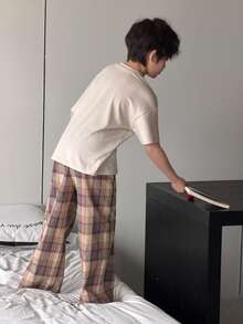 DAZY Bộ đồ ngủ mùa hè cho bé trai, áo tay ngắn và quần kẻ caro. - Màu be - Xem 2