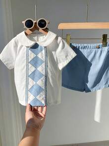 SHEIN Bộ đồ 2 món cho bé trai mùa hè, kiểu dáng thường ngày, dễ thương, màu trắng in họa tiết, cổ búp bê, tay ngắn và quần short cạp chun, thích hợp cho tiệc sinh nhật, tiệc rave, tiệc tối, biểu diễn, đám cưới, tiệc mừng em bé và lễ kỷ niệm sinh nhật lần thứ nhất. - Màu xanh lam - Xem 9