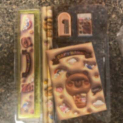 SHEIN 1套可爱文具礼盒，适合学生学习。一套可爱的学习用品，包含铅笔、卷笔刀和学习工具。一套创意卡通文具，适合作为生日/2025新年/学校回校礼物。