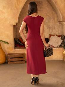 Andrea Bello 新款不对称修身通勤优雅简约长连衣裙，适合女性，也可作为婚礼宾客礼服 - 酒紅色 - 查看 2