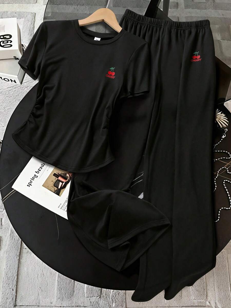 Un conjunto de una pieza, manga corta, casual, con estampado descentrado, para primavera y verano, para adolescentes. Conjunto de pantalones rectos deportivos y casuales, y una blusa de manga corta, ligera y cómoda. - Negro - Ver 1