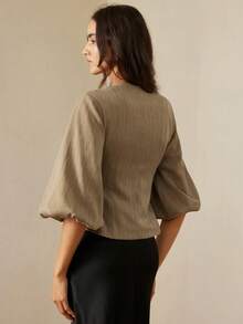 Aveloria Rosie 优雅法式复古浪漫奢华高端设计人字纹圆领七分花瓣袖收腰金属纽扣女士西装外套 - 卡其色 - 查看 6