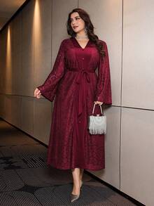 Modelyn 優雅純色蕾絲拼接羅紋V領長袖收腰修身大尺碼春秋洋裝 - 酒紅色 - 查看 7
